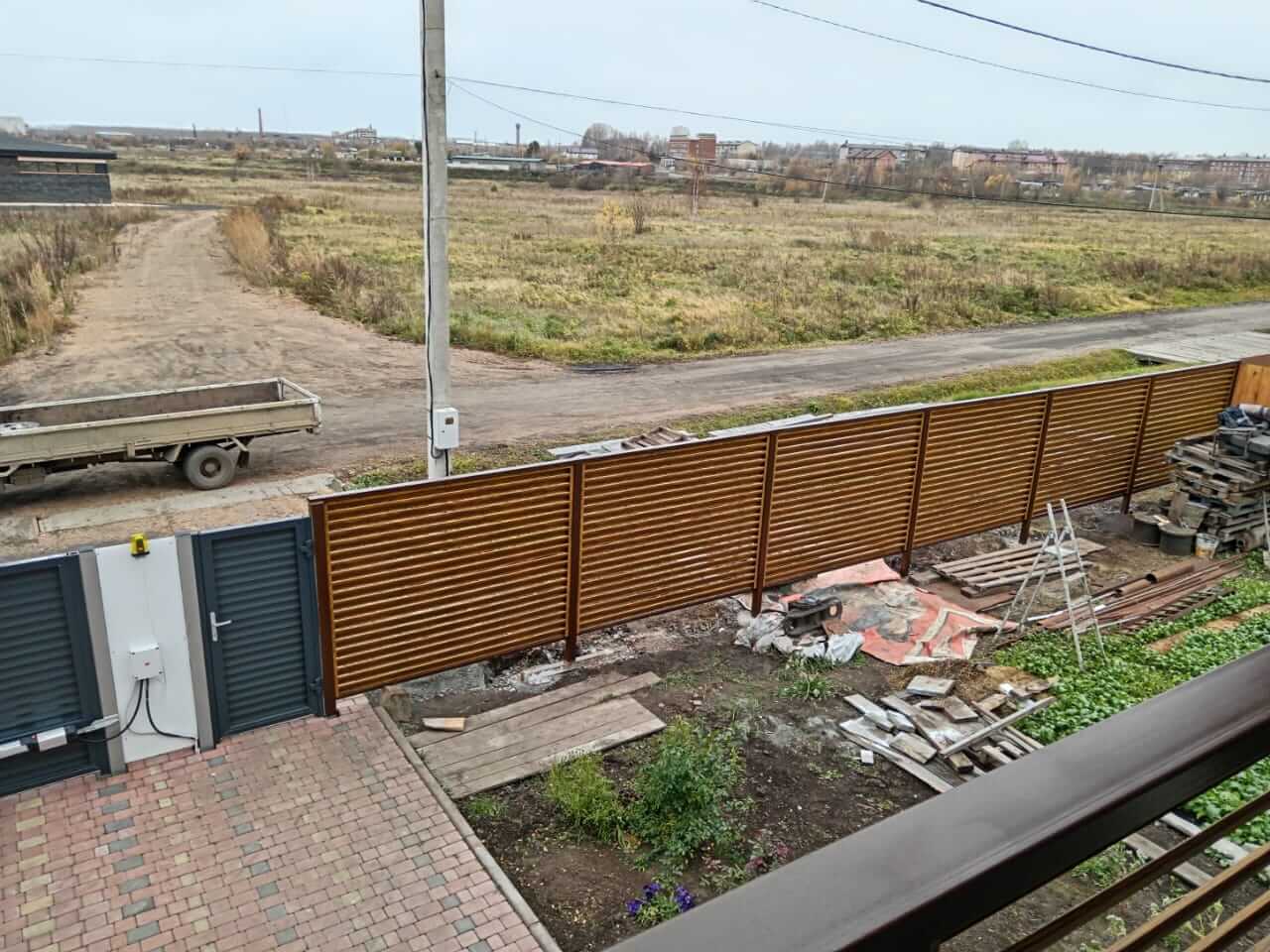 Забор-жалюзи 12м + балконное ограждение из ламелей Еврожалюзи Орех Миланский 3D Принтек фото 2 в Пензе