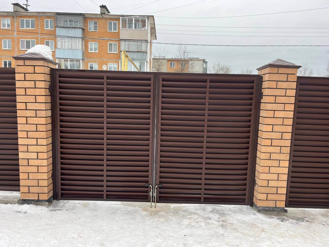 Забор-жалюзи из ламелей ЭКО-Z 87м RAL8017/8017 Шоколад двусторонний МАТТЕ фото 9 в Пензе